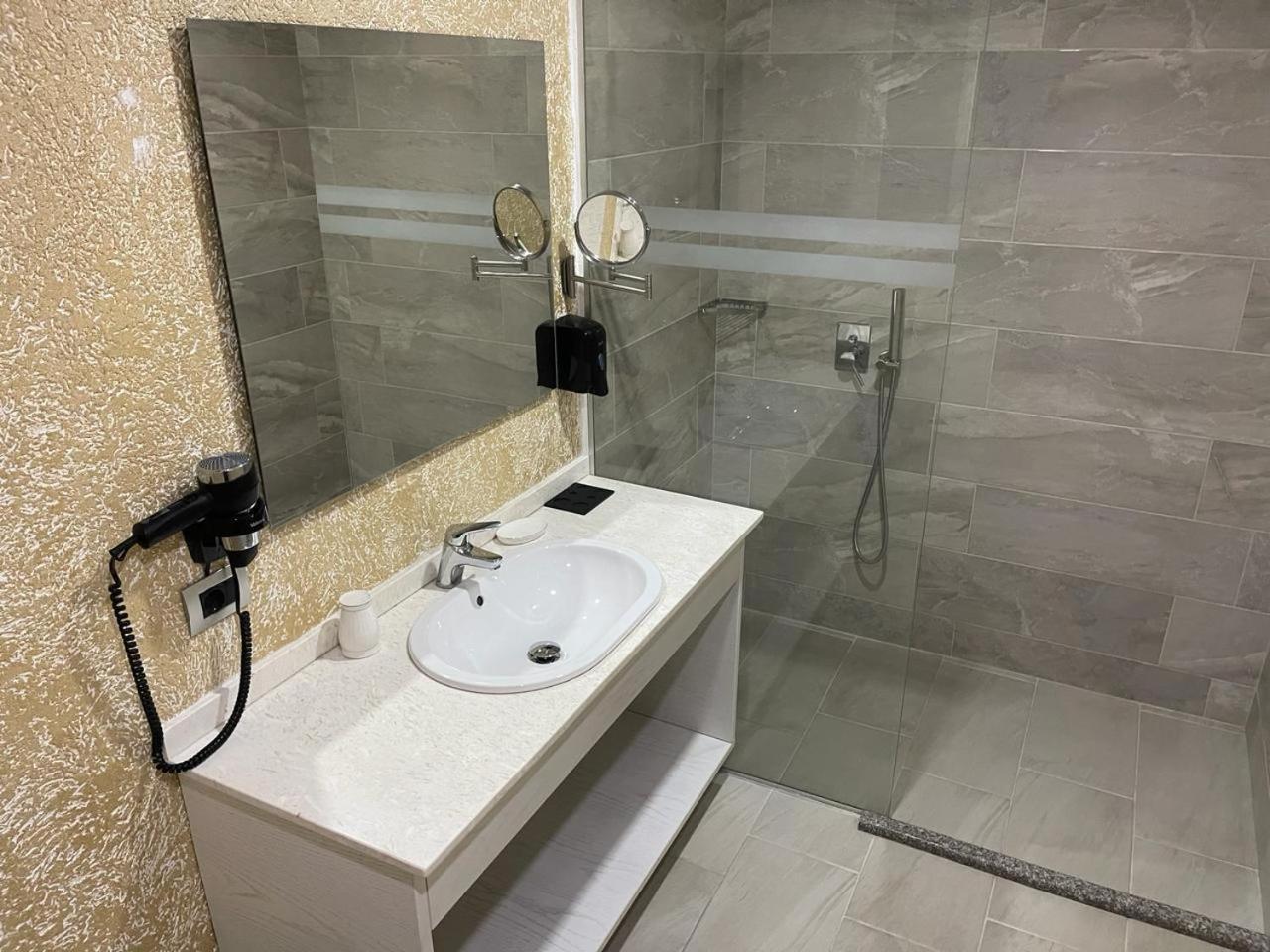 A&m 4* Saranda